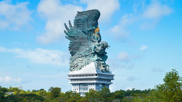 garuda wisnu kencana statue in uluwatu