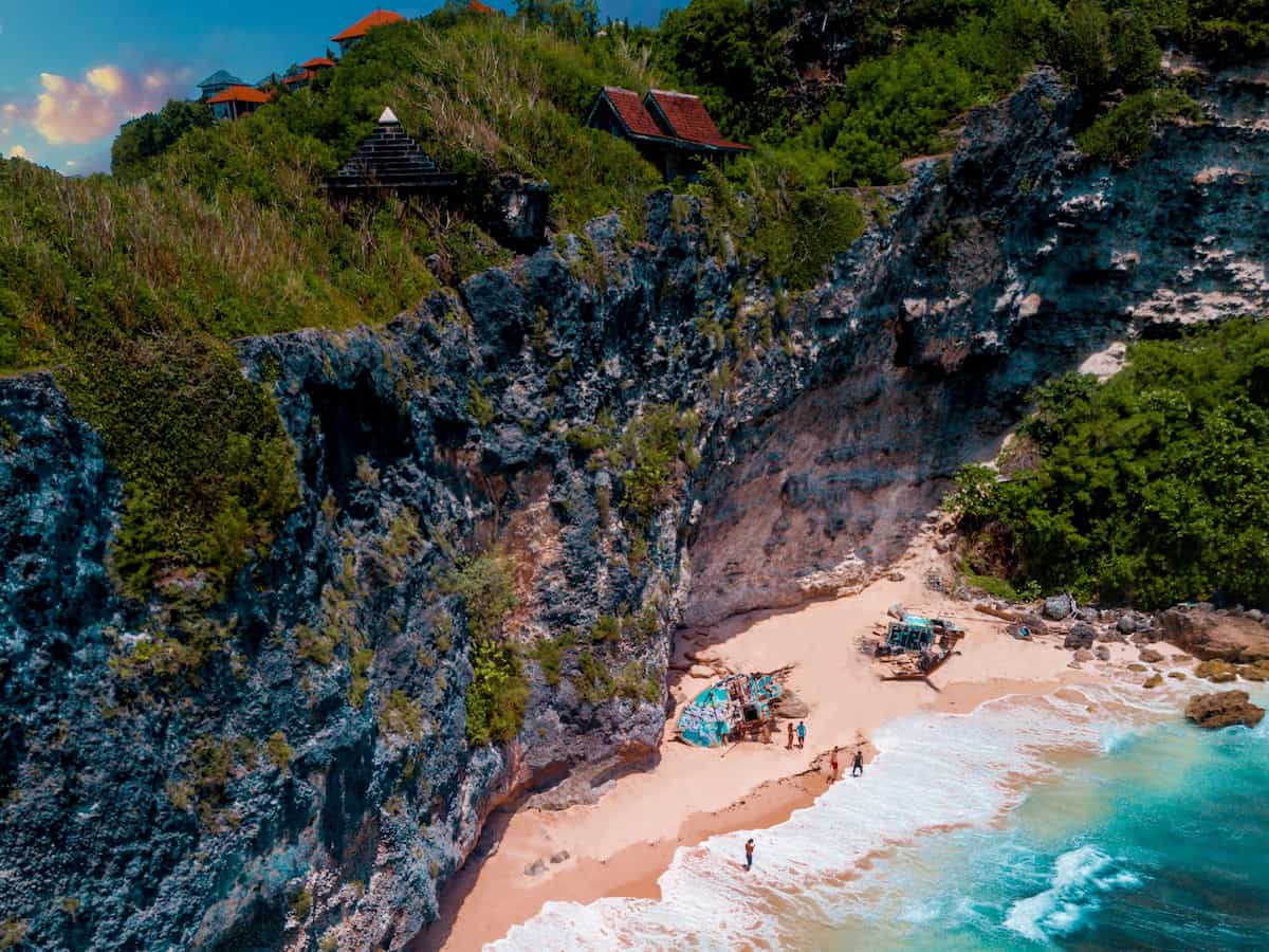 uluwatu beach cliffs